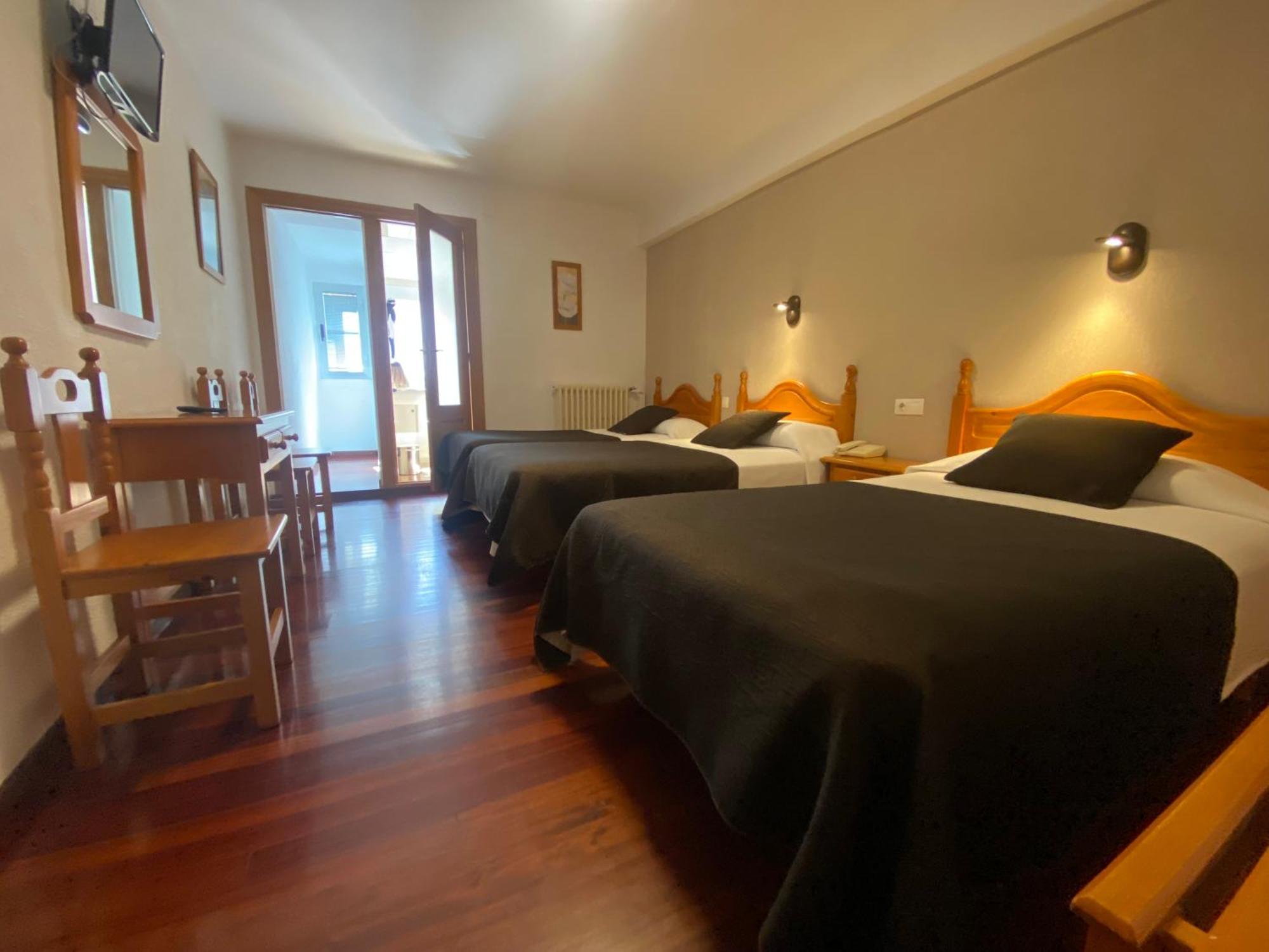 Hotel La Rambla Biescas  Buitenkant foto