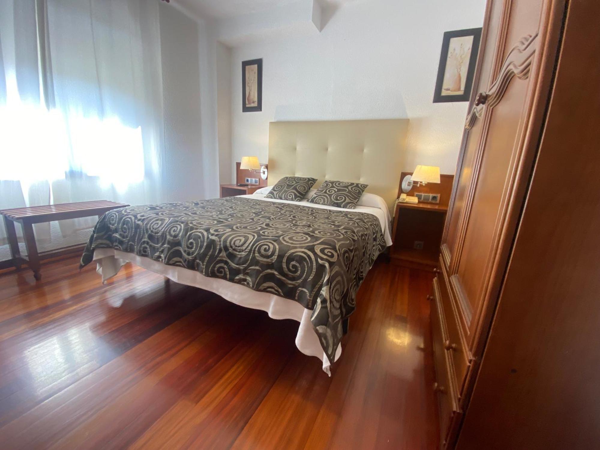 Hotel La Rambla Biescas  Buitenkant foto
