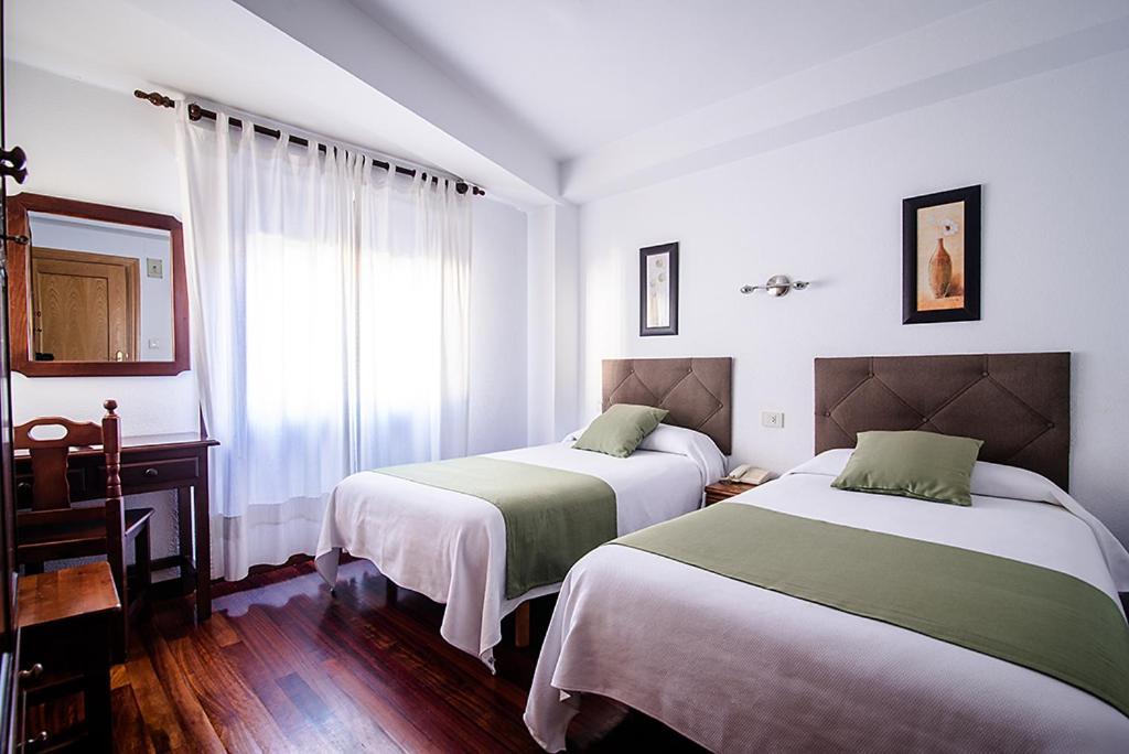 Hotel La Rambla Biescas  Buitenkant foto