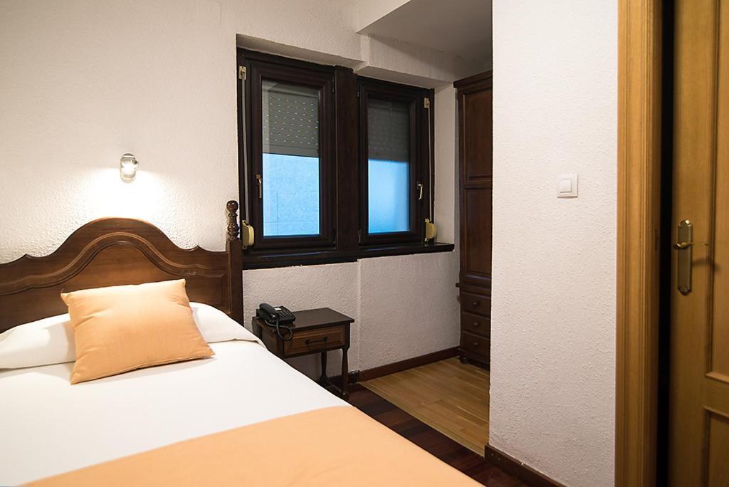 Hotel La Rambla Biescas  Buitenkant foto